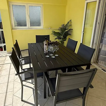 Petar - Parking And Seaview