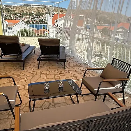 Petar - Parking And Seaview تروغير