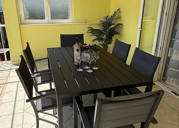 Petar - Parking And Seaview