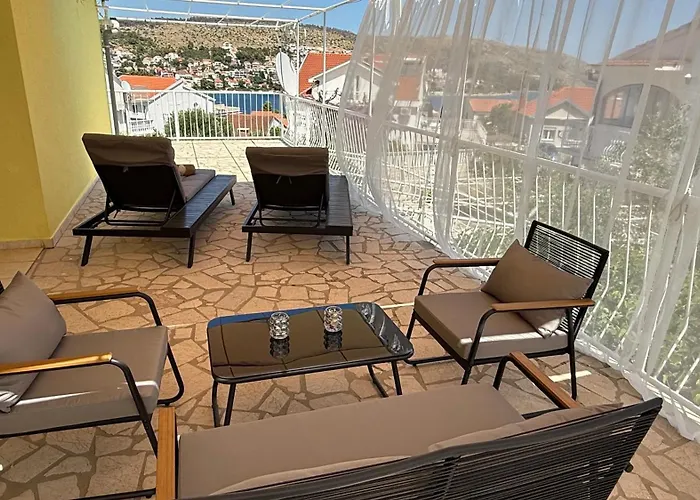 Petar - Parking And Seaview Trogir