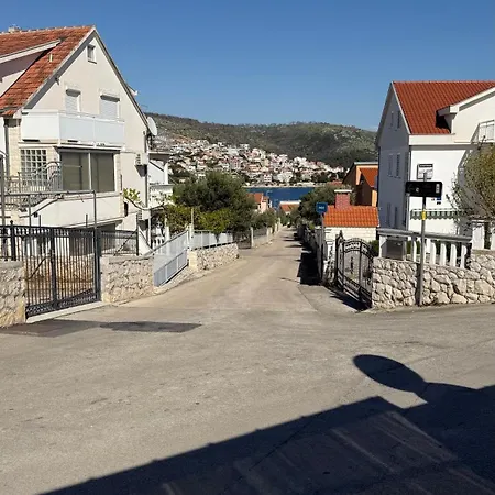 Petar - Parking And Seaview * トロギール